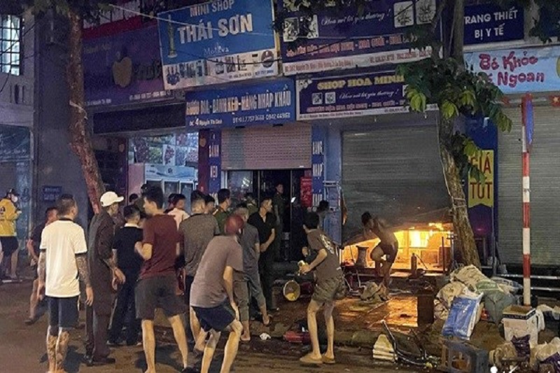 ha-noi-chay-lon-tai-cua-hang-hoa-tren-pho-nguyen-thi-dinh-cau-giay