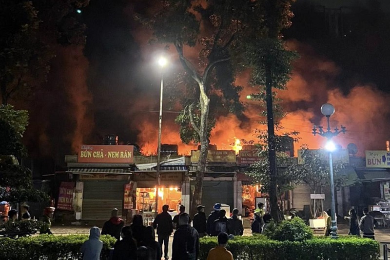 ha-noi-hoa-hoan-lon-tai-cho-xanh-nhieu-ho-dan-phai-so-tan-khan-cap-1