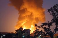 Hà Nội: Kho hàng Đông Anh bốc cháy dữ dội, khói đen cuồn cuộn