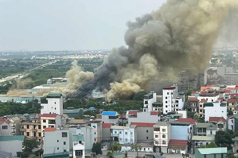 Hà Nội: Cháy xưởng sản xuất nhựa tại Khu công nghiệp Di Trạch