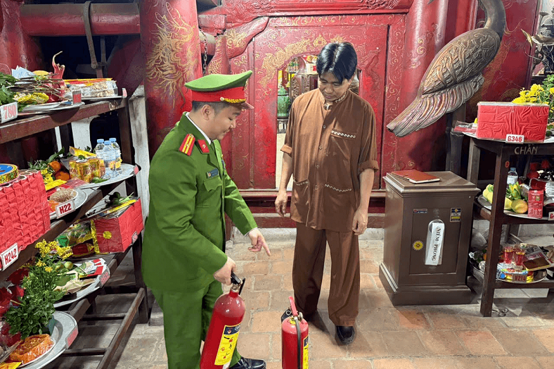 Cảnh báo tiềm ẩn nguy cơ cháy, nổ tại các cơ sở tín ngưỡng đền, chùa